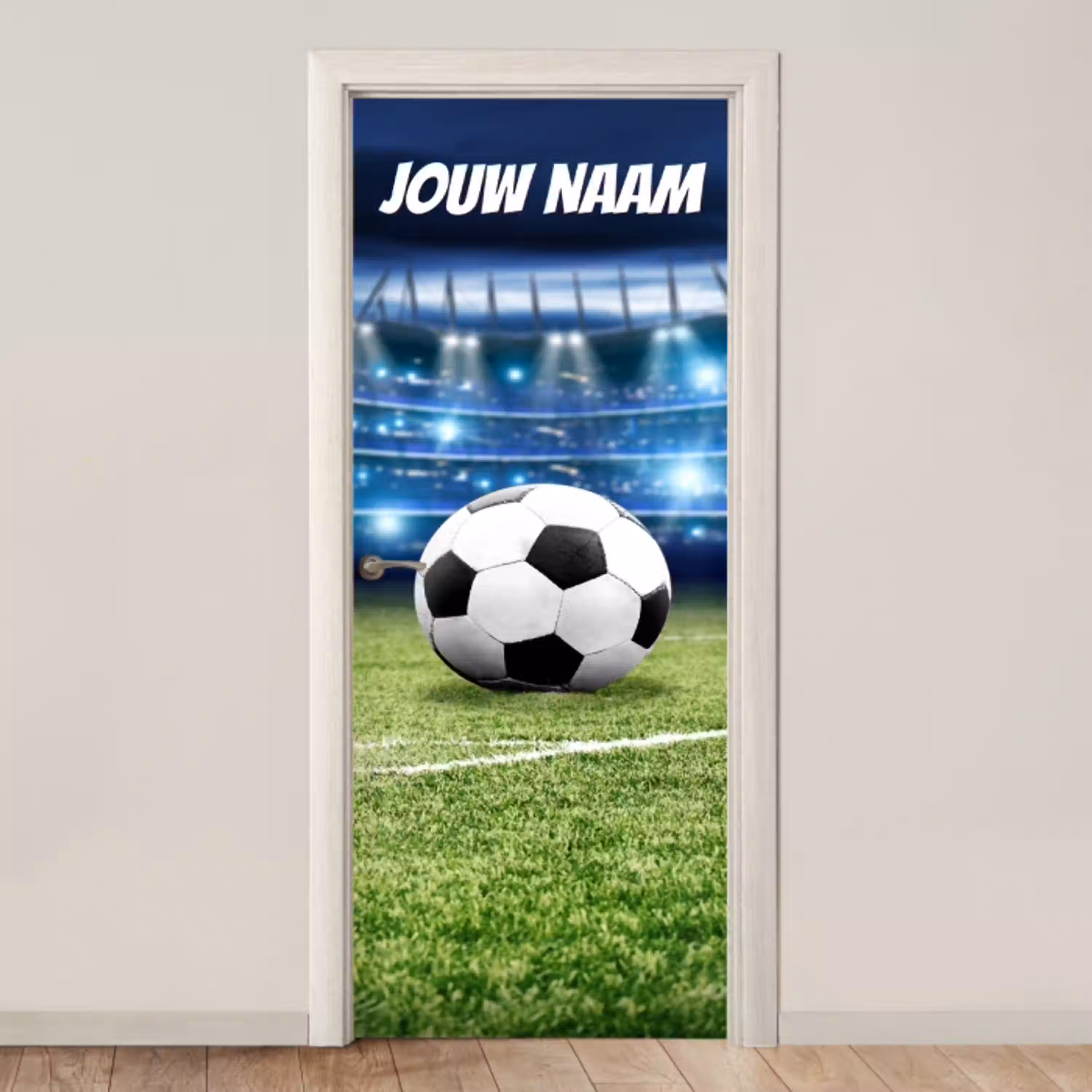 Voetbal op grasveld in een stadion met verlichting en personaliseerbare tekst bovenaan. deurposter klein -3d_beige