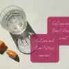 eat me out don't stress me out - Roze - Minimalistisch onderzetter kurk middel -sfeer4