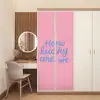 How lucky are we - Klavervier - Roze - Blauw deurposter klein -sfeer3