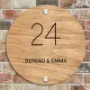 Licht hout - Klassiek Naambord Rond klein -sfeer2