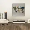 Wereldkaart - Geborduurd - Aardetinten aluminium wit klein -sfeer1