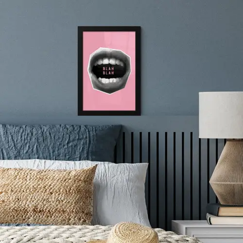 Mond - BLAH BLAH - Roze fotolijst zwart zonder passe partout klein -sfeer3