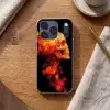 Schedel - Oranje - Zijaanzicht - Vlammen Telefoonhoesje iPhone 17 Pro klein -sfeer1