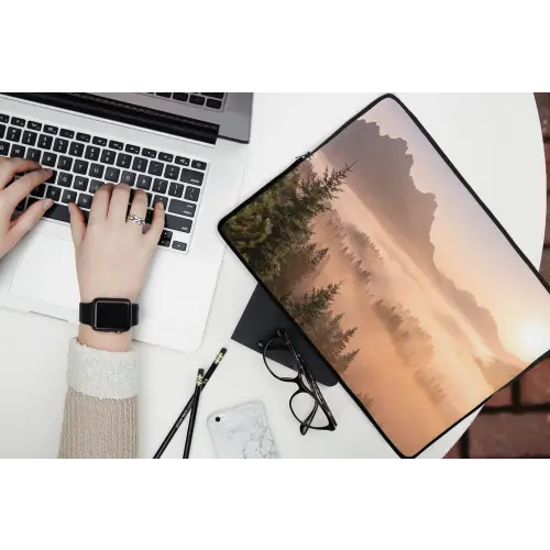 Zonlicht - Mist - Bergen - Bomen laptophoes neopreen klein -bureau