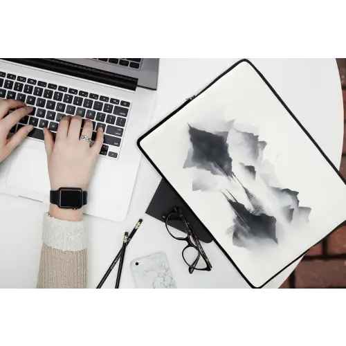 Bergen - Mistig - Water - Wit laptophoes neopreen klein -bureau