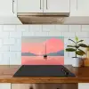 Zeilboot - Roze zee - Zonsondergang - Bergen keuken achterwand spatscherm klein -sfeer2