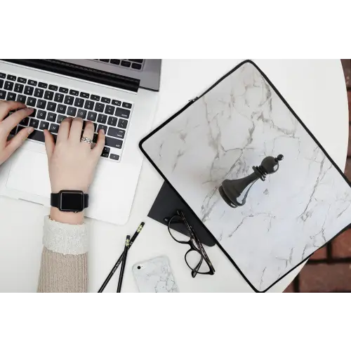 Schaakstuk - Loper - Zwart - Marmer laptophoes neopreen klein -bureau