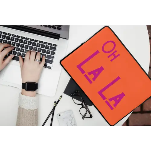 Oh la la - Oranje - Roze - Scheeflettertype laptophoes neopreen klein -bureau