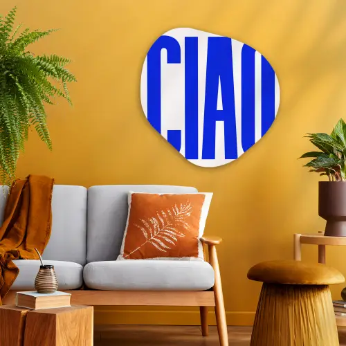 Ciao - Hoofdletters - Blauw - Minimalistisch Wandcirkel Organisch Plexiglas middel -sfeer4