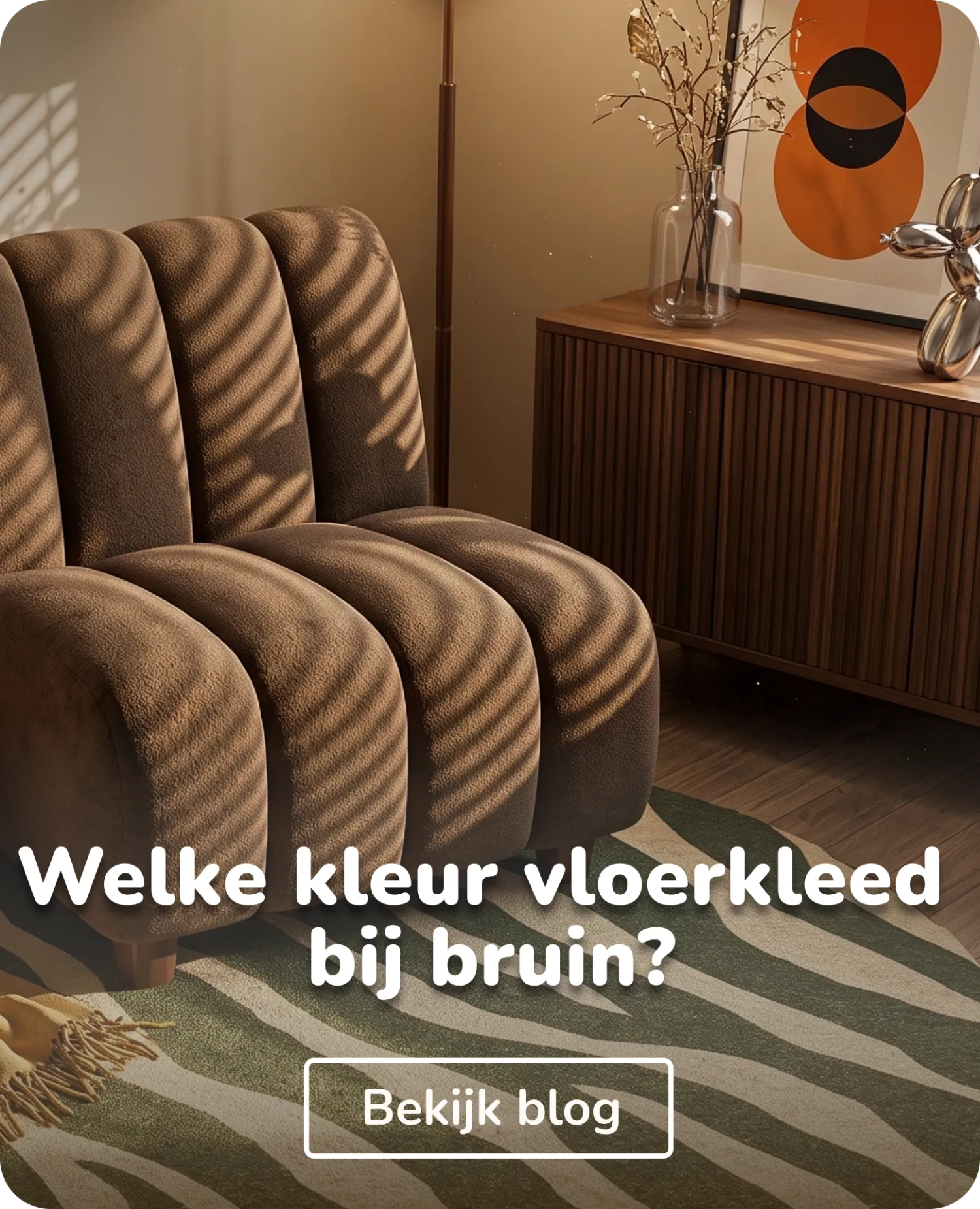 bruine stoel bij groen vloerkleed