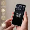 Vlinder - Monochroom - Balans Telefoonhoesje iPhone 17 Pro klein -sfeer3_NL