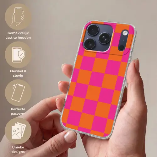 Schaakbord print - Oranje - Roze - Blokjes Telefoonhoesje iPhone 17 Pro klein -sfeer3_NL