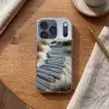Pad - Planken - Duinen - Gras Telefoonhoesje iPhone 17 Pro klein -sfeer1