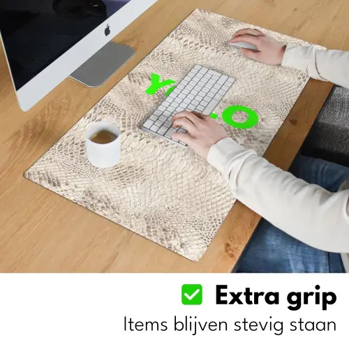 YOLO - Groen - Neon - Slangenprnt Muismat XXL klein -sfeer3