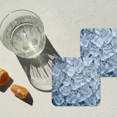 Ijsblokjes - Water - Blauw onderzetter kurk middel -sfeer4