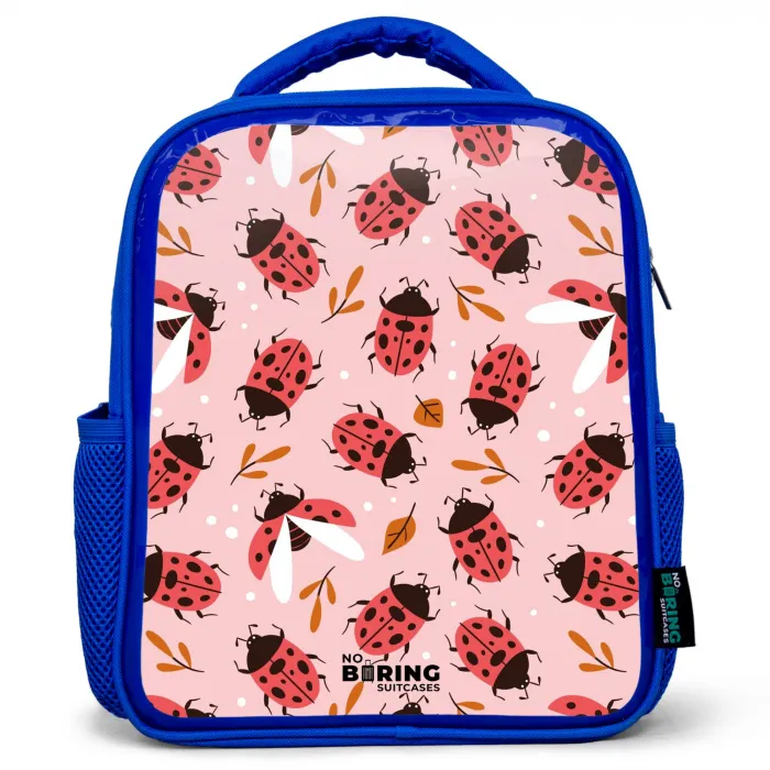 Rode lieveheersbeestjes op roze achtergrond Kinderrugzak - Blauw middel -3d