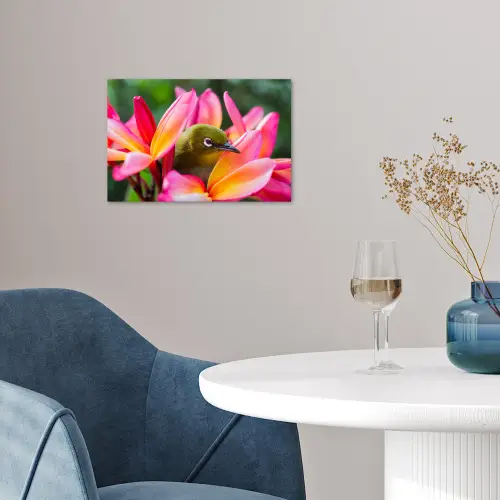 Tropische vogel tussen roze bloem poster papier klein -sfeer3