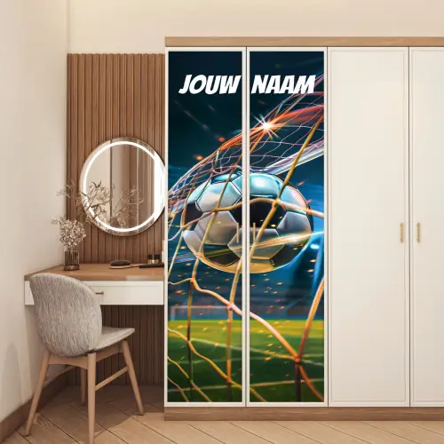 Voetbal die in het doel vliegt met vonken en personaliseerbare tekst bovenaan. deurposter klein -sfeer3