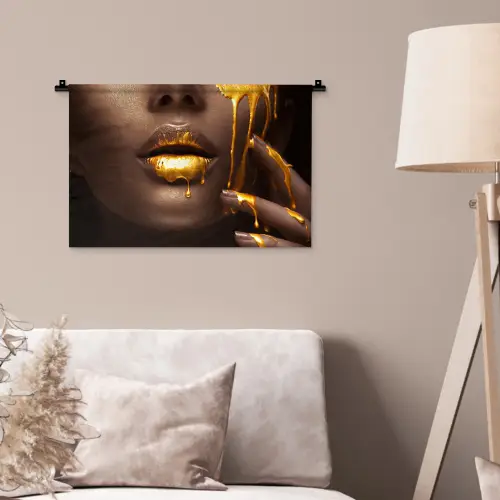 Goud - Vrouw - Verf - Lippen - Luxe Wandkleed katoen klein -sfeer4