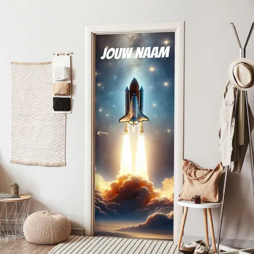 Raket die opstijgt in de ruimte met de tekst “Deze kamer is van: jouw naam”. deurposter klein -sfeer6