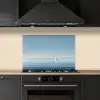 Zeilbootje - Kalme zee - Helderblauwe hemel keuken achterwand spatscherm klein -sfeer1