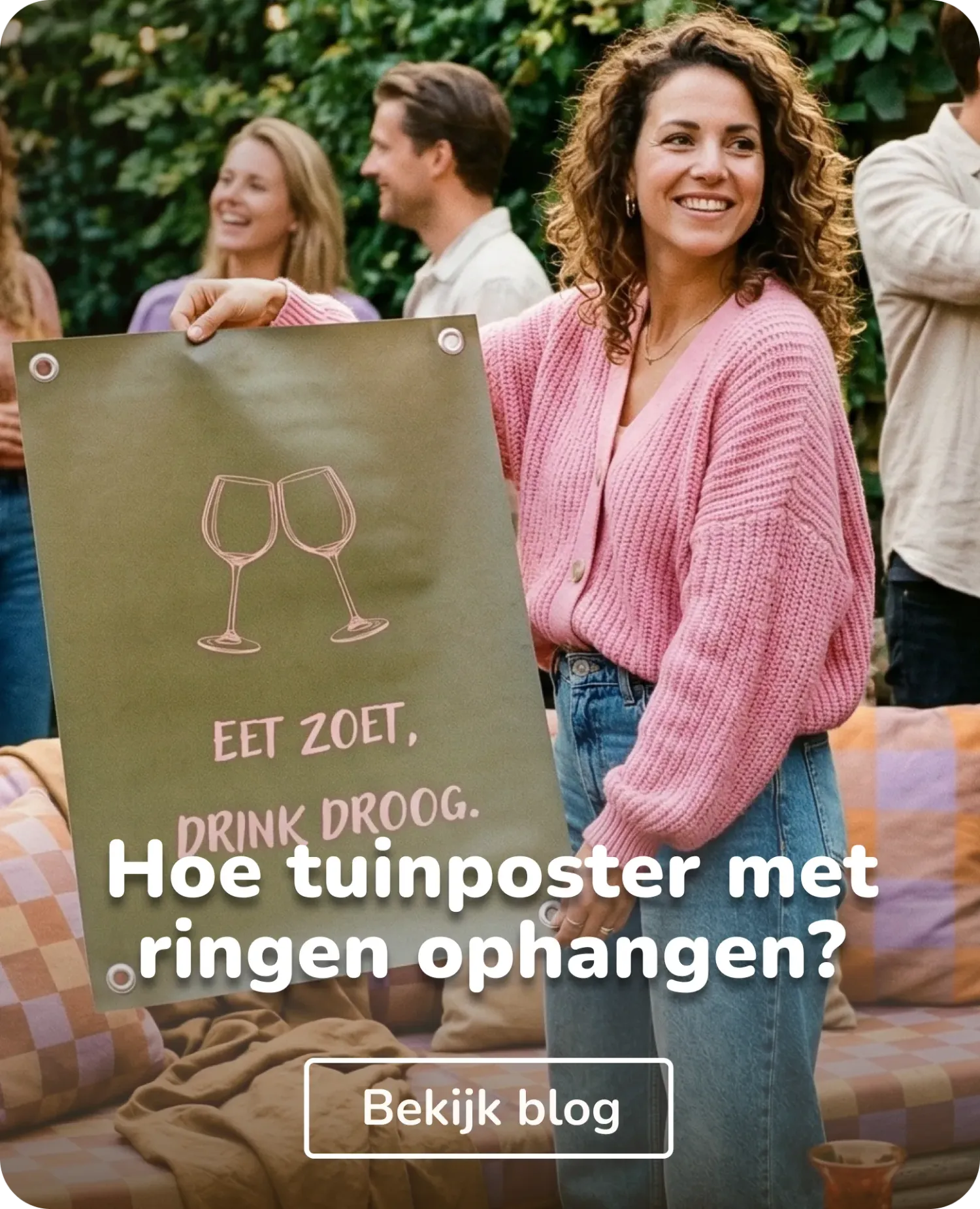 vrouw die tuinposter met ringen vasthoudt