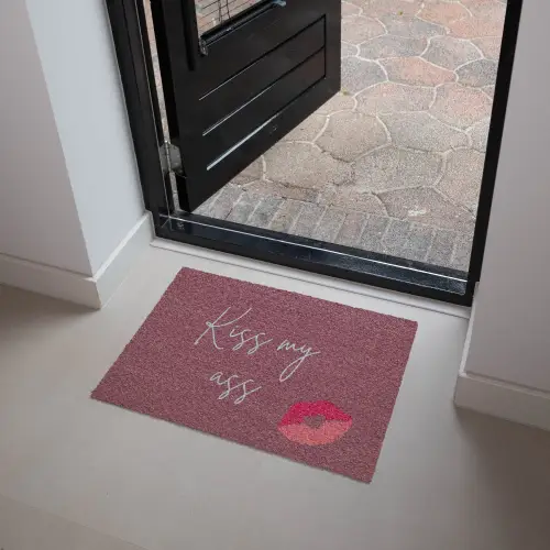 Kiss my ass - Lip - Bordeaux Deurmat klein -sfeer5