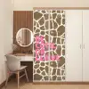 Tekst - Be cool or leave - Roze - Giraffenprint deurposter klein -sfeer3