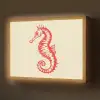 Zeepaardje - Rood - Fijne details Light Box met batterij (Wandlamp) middel -z3d_website