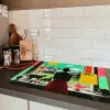 Vrouw - Keuken - Katten - Doorkijk Inductie beschermer vinyl 3mm klein -sfeer3