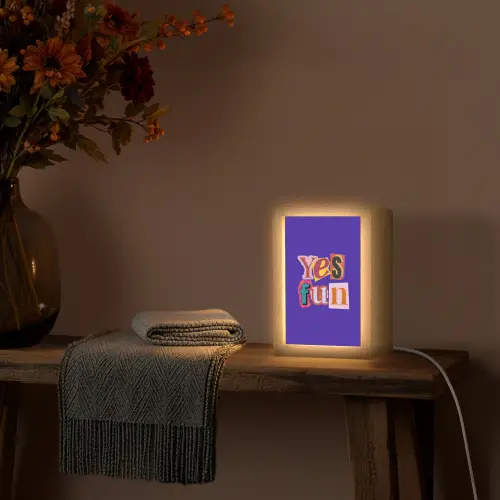 Yes fun - Kleurrijk - Collage-stijl Light Box met kabel (Tafellamp) klein -sfeer4