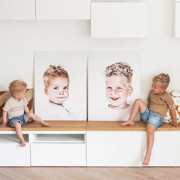 Twee jongens hebben een persoonlijke schilderij laten maken in een portret