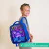 Neoncontroller tegen een bakstenen muur Kinderrugzak - Blauw middel -sfeer3_NL