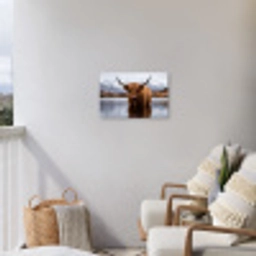 Schotse hooglander - Bruin - Water Tuinposter op houten frame 2 cm dik klein -sfeer1