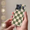 Schaakbord print - Groen - Beige - Blokjes Telefoonhoesje iPhone 17 Pro klein -sfeer3_DE