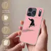 Kat - Skateboard - Roze Telefoonhoesje iPhone 17 Pro klein -sfeer3_NL