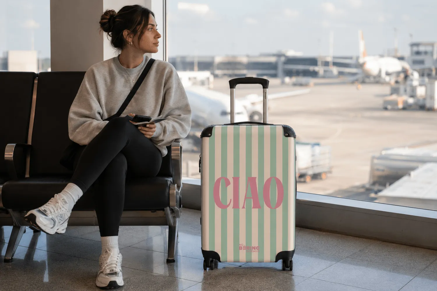 jeune fille à l'aéroport avec une valise