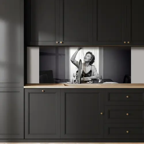 Vrouw - Spaghetti - Zwart - Wit keuken achterwand 2 middel -sfeer1