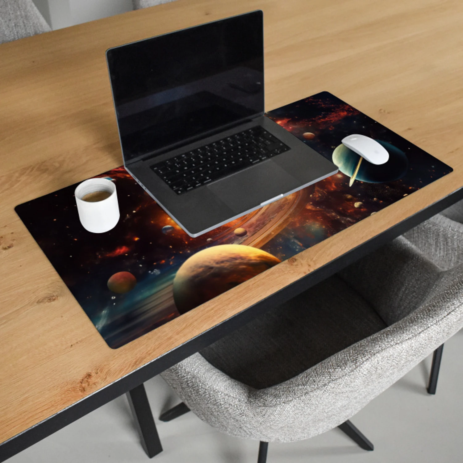 melkweg-ruimte-neon-planeten Muismat XXL klein -sfeer1