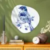Vogel - Delfts blauw - Illustratie - Bloemen Wandcirkel Organisch Aluminium middel -sfeer2