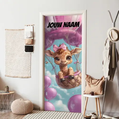 Schattige giraffe in luchtballon met de tekst “Deze kamer is van: jouw naam”. deurposter klein -sfeer6
