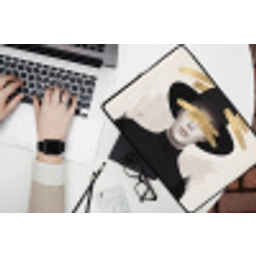 Vrouw - Portret - Modern - Goud - Kunst laptophoes neopreen klein -bureau