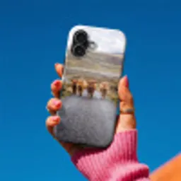 Schotse Hooglanders - Weg - Landschap - Kudde Toughcase MagSafe Apple iPhone 17 klein -Sfeer1V