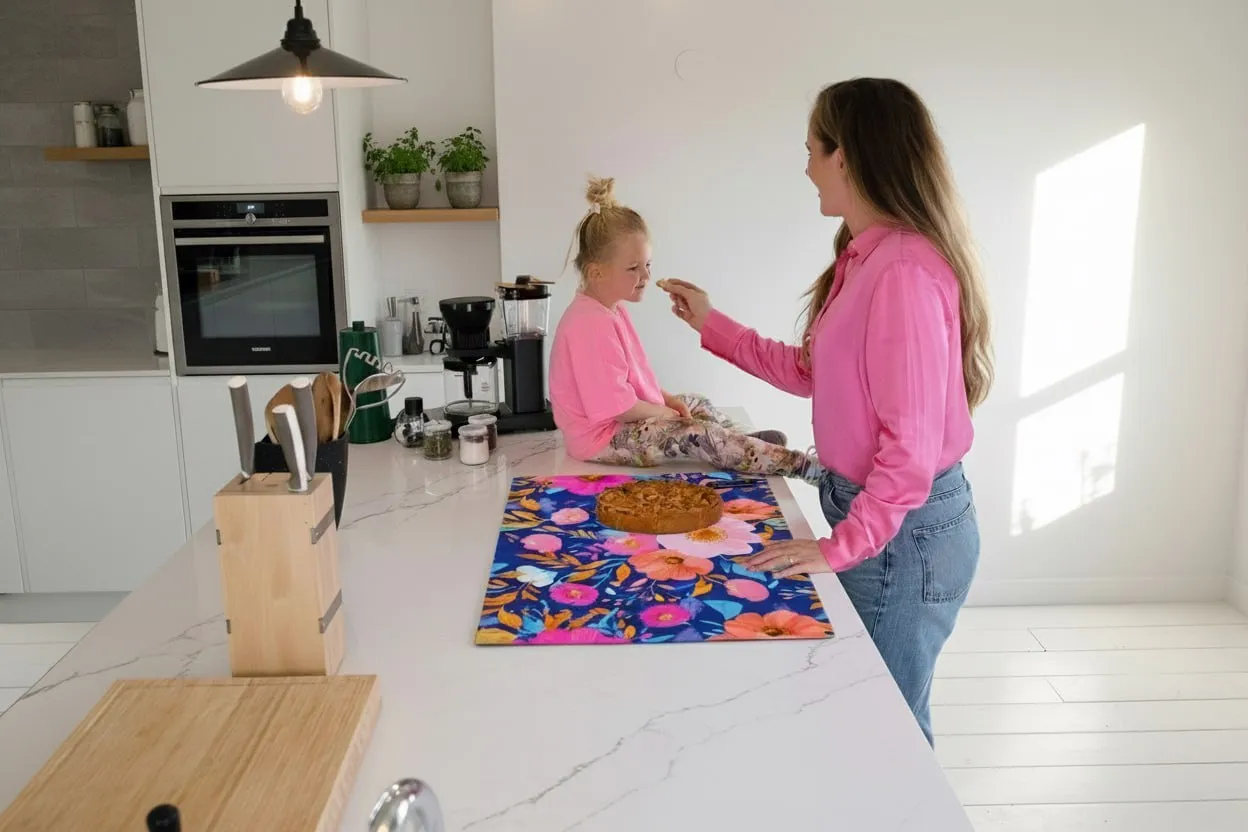 Moeder en dochter in de keuken met inductiebeschermer als werkblad gebruikt