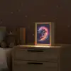 Astronaut - Ruimte - Surfen - Kleurrijk Light Box met kabel klein -sfeer1_kind