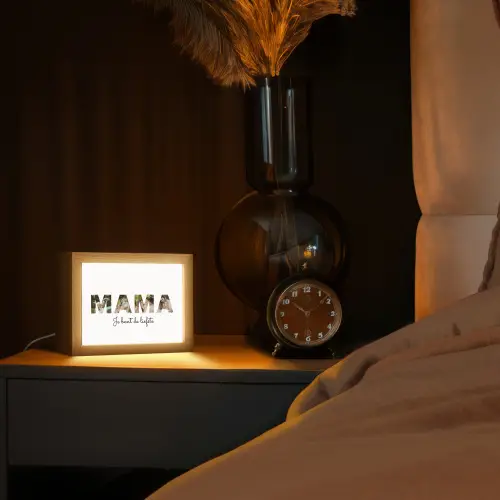 Mama - Lettercollage Light Box met kabel (Tafellamp) klein -sfeer1