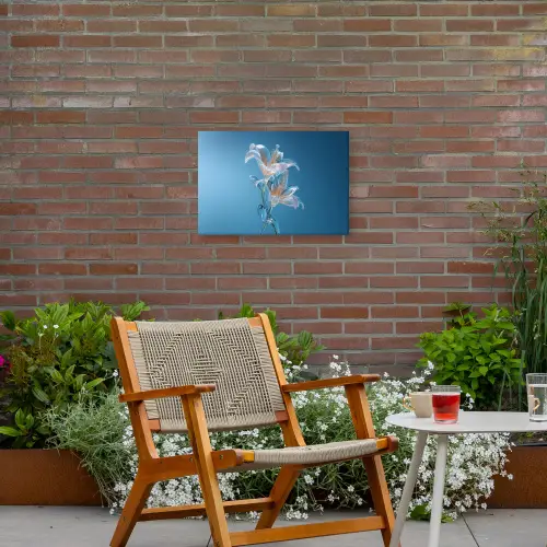 Lelies - Blauw - Glazen Tuinposter op houten frame 2 cm dik klein -sfeer3