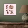 Tekst - Love - Pantervacht - Lichtroze aluminium wit klein -sfeer2