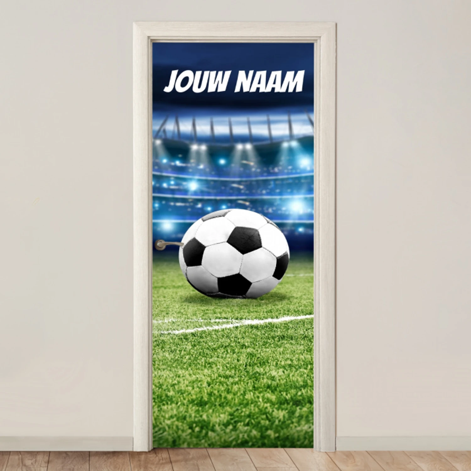 Voetbal op grasveld in een stadion met verlichting en personaliseerbare tekst bovenaan. deurposter klein -3d_beige