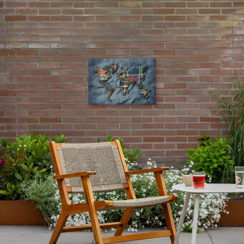 Wereldkaart - Denim - Textiel Tuinposter op houten frame 2 cm dik klein -sfeer3